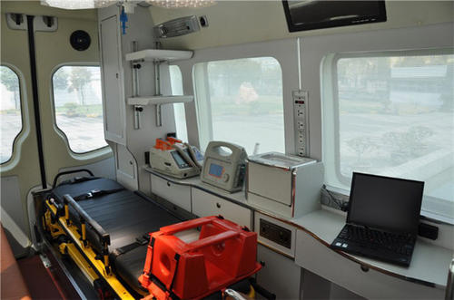 青阳县救护车内部